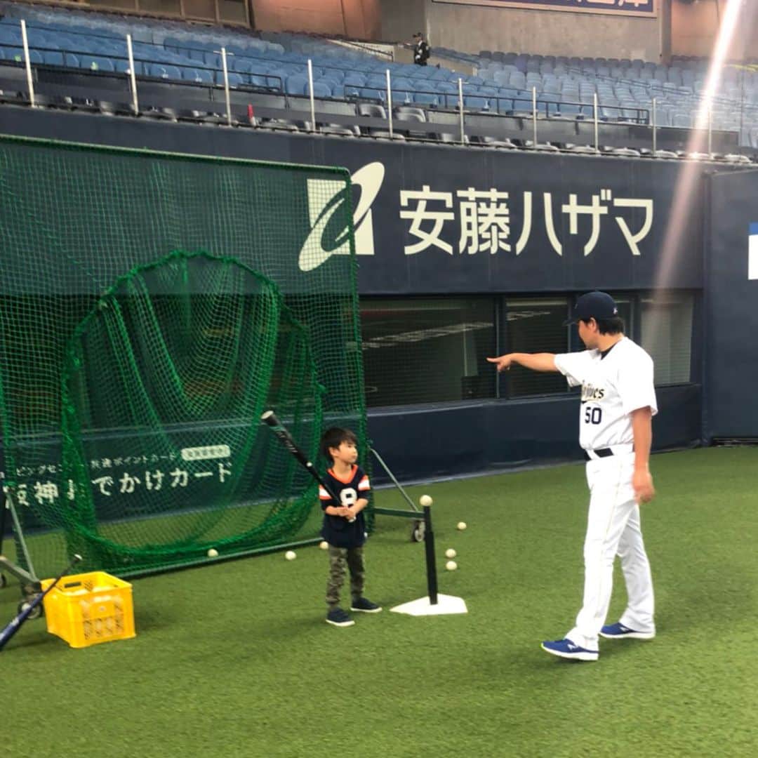 大西宏明のインスタグラム：「京セラドームで野球教室⚾️ 将之助&笑琉 参戦😆  #京セラドーム  #オリックスバファローズ  #野球教室  #息子4歳  #娘2歳  #重たいバット  #少し振れる様になってる  #2歳児のストレッチ 😂 #マジ可愛い  #自由な兄  #協調性ある妹 #やっぱり  #夜ごはん  #食べず爆睡しちゃうよね 💤 #怒涛の1週間終了 🍾 #２連休  #さて今日はどこへ行こう  #myfamily❤️ #smile #love  #ほなっ！！」