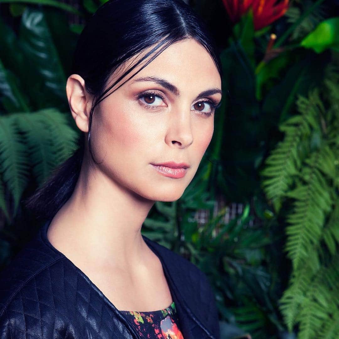 のインスタグラム：「beautiful photoshoot i love you Morena ❤️🌺 Follow @baccarin.morena (me) for more! @morenabaccarin #morenabaccarin #leethompkins #gotham #vanessacarlysle #copycat #deadpool #batman #lesliethompkins #brunette #actress #model #beautiful #gorgeous #stunning #marvel #dc #photography #photoshoot #firefly #inaraserra」