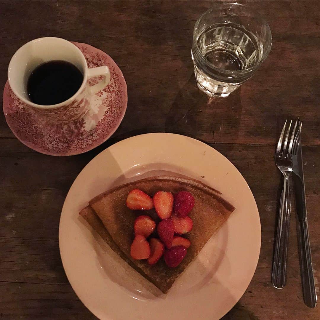 福田里香さんのインスタグラム写真 - (福田里香Instagram)「外でもデザートはいちご。 それから、見事なサラダも。 夜MTG。 もう冬のお話でした。1年が早すぎる。」4月30日 9時21分 - riccafukuda