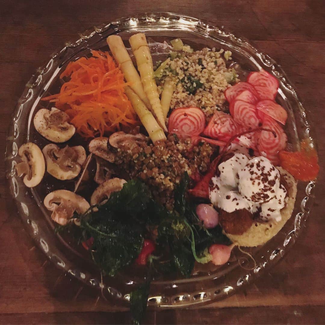 福田里香さんのインスタグラム写真 - (福田里香Instagram)「外でもデザートはいちご。 それから、見事なサラダも。 夜MTG。 もう冬のお話でした。1年が早すぎる。」4月30日 9時21分 - riccafukuda