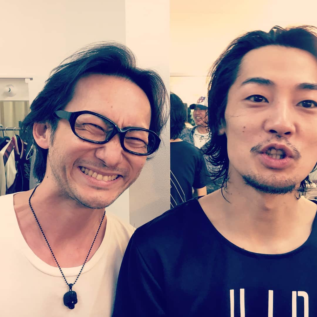 波岡一喜さんのインスタグラム写真 - (波岡一喜Instagram)「誠治の舞台を観に行き、 ブドウとドリアンとチェリーで懐かしの再会(*^_^*) 誠治と俺も変な顔（笑）  #髑髏城の七人season極  #メタル先輩こと #吉田メタル #まひろこと #高杉真宙 #そして我等が乱のケンシロウこと #福士誠治 #あっ、古田パイセンと撮るの忘れた(ToT)」4月30日 9時40分 - kazuki_namioka