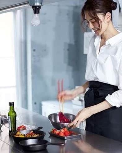 のインスタグラム：「. 【クッキングデモンストレーション】 坂井美穂さんによるLODGEを使用した薬膳レシピ . 国際薬膳調理師で料理研究家の坂井美穂さんによる、LODGEを使用したフレンチ薬膳レシピのクッキングデモンストレーションを行います。 . 現代生活ではストレス、食生活の乱れ、不規則な生活によって血めぐりが悪くなりがちで代謝がおち、あらゆる不調が起こりやすくなってしまいます。そんな現代の女性に向けてお勧めなのが自然の生命力を最大限に引き出す「薬膳のちから」です。 . 今回は、ご参加いただいた方にご自身の血めぐりタイプをチェックしていただき、タイプにあったドレッシングで試食をしていただきます。ぜひお気軽にご参加ください。 . 開催店舗：ザ・コンランショップ キッチン 開催日時：5月3日（木） 13:00 ー14:00 / 15:00 ー16:00 . . . #薬膳 #酒井美穂 #コンランショップキッチン」