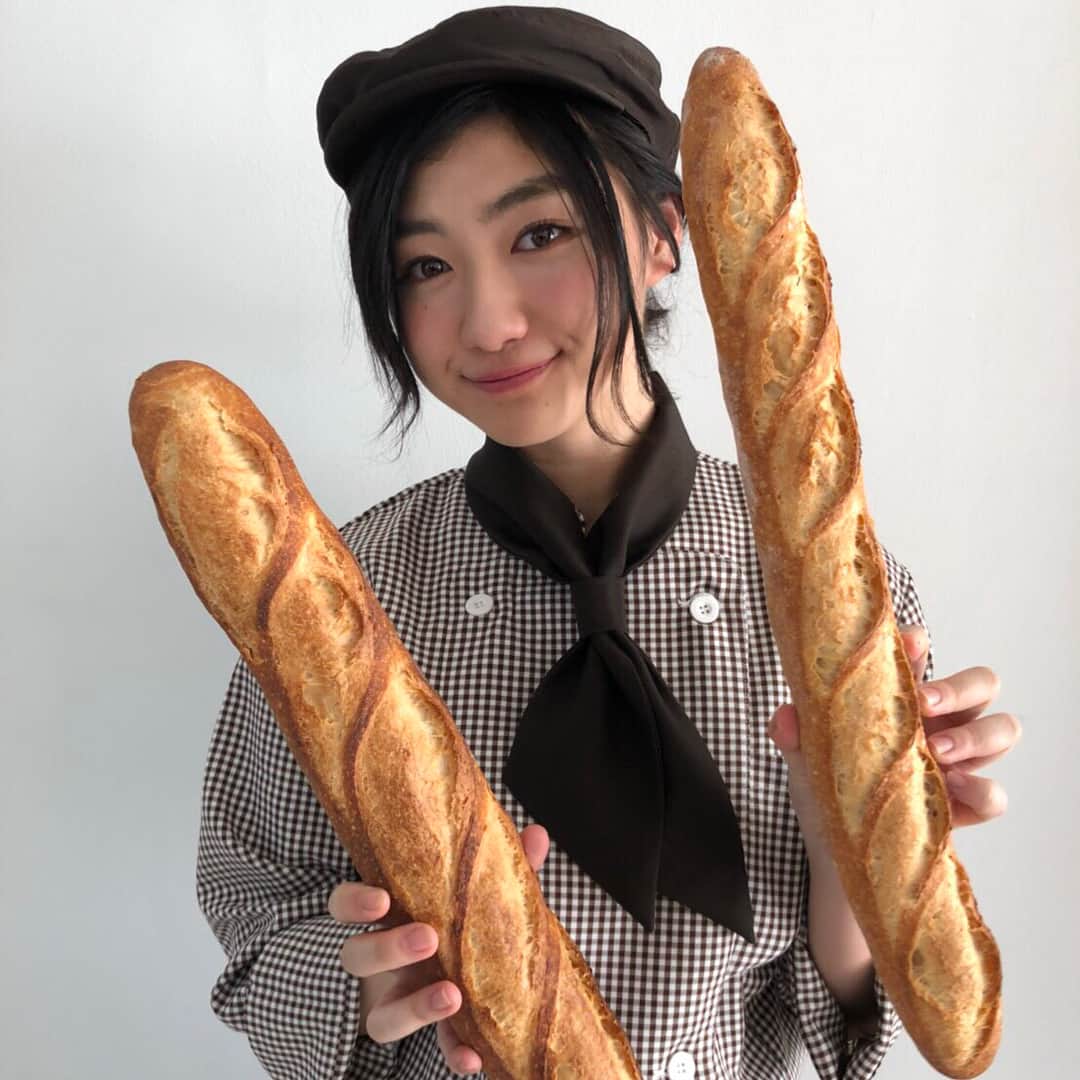 小林歌穂さんのインスタグラム写真 - (小林歌穂Instagram)「ㅤㅤㅤ ㅤㅤㅤ有名なパン職人の歴代の人感 ㅤㅤㅤ ㅤㅤㅤㅤㅤㅤ ㅤㅤㅤ  #小林歌穂#エビ中#パン屋さん#1枚目はパンのスペシャリストみたい#フランスで10年間修行してました感#2枚目は普通のパン屋さん#1枚目がじわじわくる#あはははは」4月30日 11時21分 - kobayashi_kaho_official