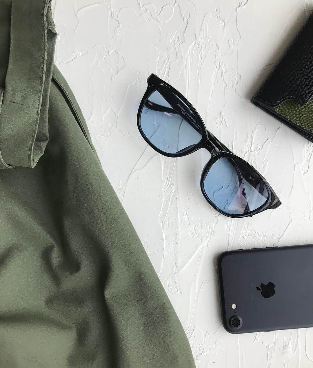 Zoff Officialのインスタグラム：「🕶Today’s eyewear🕶 MEN’S おすすめ人気品番😎 . メンズのサングラス、 黒フレーム×ブルーレンズの  組み合わせは根強い人気です✨✨✨ ZA181G06_14E2 ¥3,500(税込) .  #sunglasseslover #boston#glasses #zoff #Wellington #eyewear#eyeweardesign  #👓＃🕶 #sunglasses#lens #glasses #ゾフ #fashion#men #eyewearstyle #eyewearfashion」