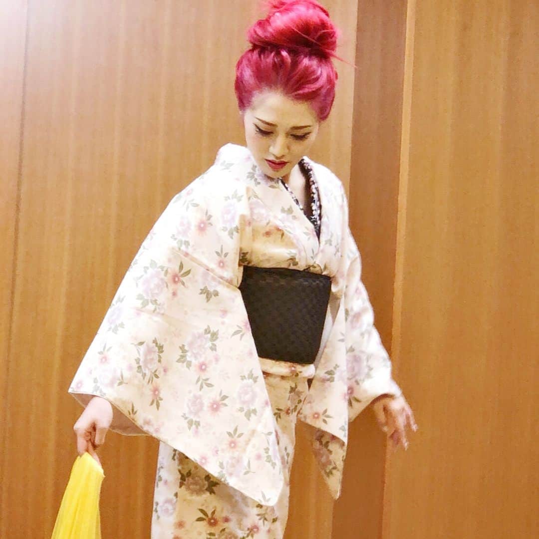 五月千和加さんのインスタグラム写真 - (五月千和加Instagram)「お稽古して ヘアメイクの打ち合わせもして😁💕💕 . #hair #hairmake #hairsalon #salon #海老反り #kimono #着物 #dance #japanese #japanesedance #dancer #choreography #日本舞踊 #日本舞踊家」4月30日 13時24分 - satsuki_senwaka