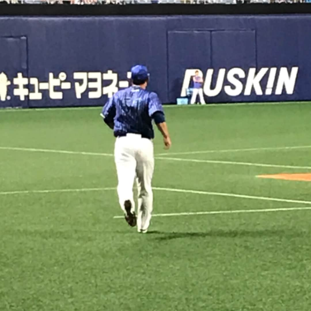 宮崎敏郎のインスタグラム：「【スタッフ】  宮﨑敏郎選手、試合前練習中の1コマです。中々顔を出してくれません。応援宜しくお願い致します‼️」