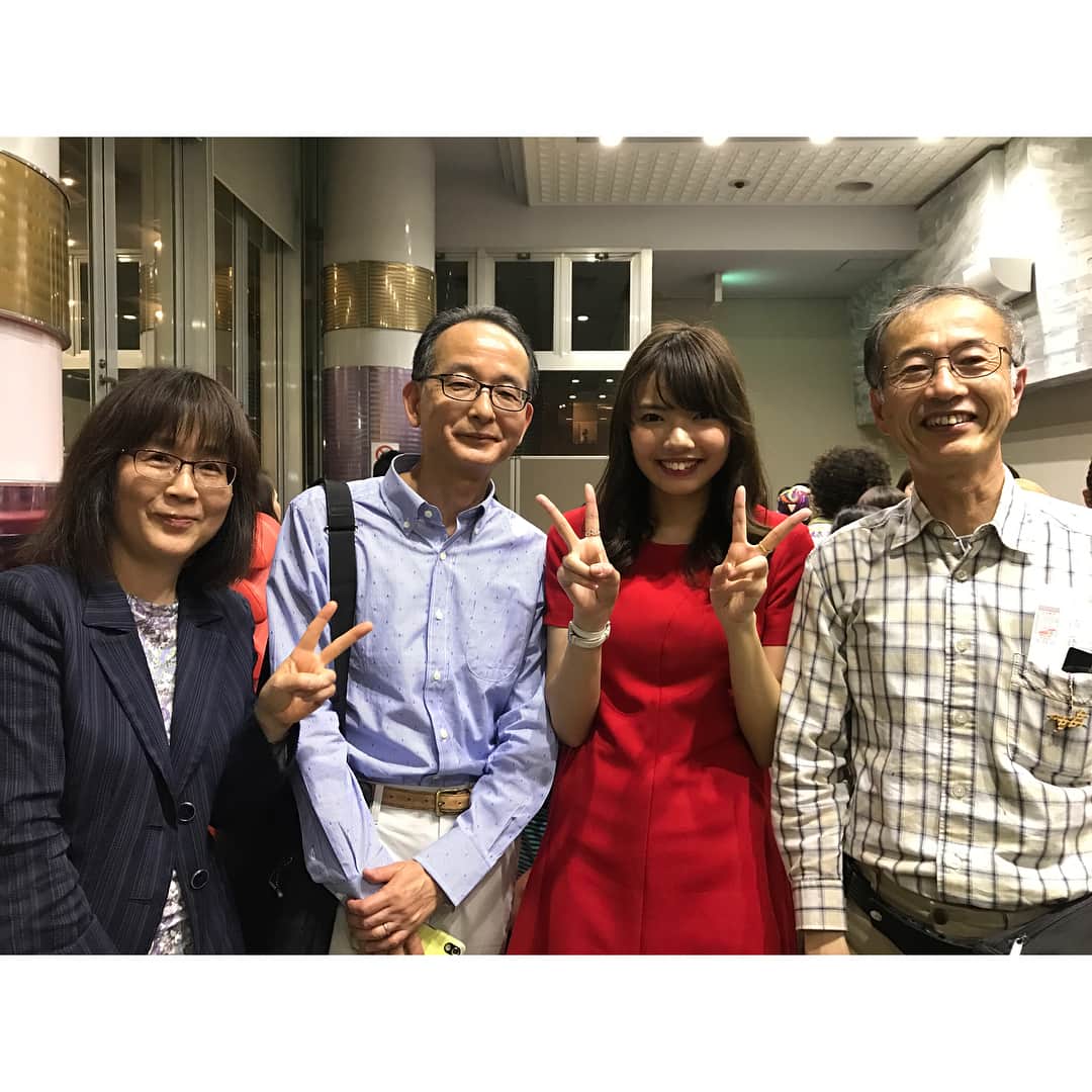 加藤里奈（カトリーナ）さんのインスタグラム写真 - (加藤里奈（カトリーナ）Instagram)「🎊昭和高校ダンス部20周年🎊 SDC OBOG公演会にMCとして参加 させて頂きました🙌❤️ 幹事ではないので当日のみの参加 だったんですが、打ち合わせをして 開けてびっくり玉手箱🎁🤡💫笑 スゴく大役で驚きました😳笑 果たしてこれは当日に聞いて私なんかで 対応出来るのか😨？という不安も ありましたが、時間の都合上、取材は できないので、ゲネを見つつ構成を考えて 全てぶっつけ本番でかけあいしました😂 かなり現場回しの技量が試された😂😂 お聞き苦しいところもあったかと思い ますが、みんなで盛り上げて下さり ありがとうございました😊❤️ なんとか喋り倒し、さらに皆さまの 温かいパワーのお陰で、無事？ 終えることが出来ました👏👏 . しかし、 自分が始めた公演会が今まで続いていて まさかOBOGとして出ることが出来るとは 思いもしなかった😳💡 . 一生懸命取り組んだ昨日は今日に繋がって いるのだなぁとしみじみと実感😌💕 ただ、そういった今日があるのも、 先人たちの並々ならぬ努力があってのこと！ 感謝しなければなぁと思いました😭😭 . なんかその昔、 OBOGになったとき、また公演会できたら いいねとか同期と言って語っていたのを これを書いててふと思い出したんですが、 日々の忙殺された日常で記憶の彼方へ 行っておりました✈️びゅーーーん . なんかそーゆー未来を楽しみにする気持ち も久々に思い出せた😯💭💭 今は目の前のことに必死でなかなか そういう時間ないし🤔有り難い時間でした😚 . しかも今回、まさかの人生初の トークショーもしちゃいました😂 しかも雲の上の存在の先輩と😧😧 当時の憧れていた先輩方が他にも沢山 出演されていたんですが、自分のことを 1人の大人としてみて下さって、 お話させてもらえたので、 なんとも感慨深かった😭🙌✨ . 今回、こんな機会を作って下さった、 現役の学生・先生、 そして幹事をして下さった OBOGの皆さま、大大大感謝です🙏❤️ 私が始めたときからずっと手伝って 下さっている舞台チームもありがとう ございます🙏✨ 来てくれた恩師のみんなありがとう❤️ 同級生もありがとう❤️ . とっても懐かしい当時の写真や動画の コーナーもあって青春な1日でした😻💕 . これを機に関わった皆さま、 仲良くして下さい！ . そして地味にバタバタしていて 全く写真が撮れなかった😂 私の写ってる写真ある方下さい🤳！ 見つけたストーリーだけスクショさせて 頂きましたー❤️❤️❤️ ありがとうございました😊🙏💕✨ . #昭和高校 #昭和高校ダンス部 #sdc #ダンス部 #ダンス部公演会 #sdc公演会 #昭和高校ダンス部20th #SDC20周年 #司会 #MC #母校 #舞台 #ステージ #dance #dancer #ダンス #ダンサー」4月30日 13時31分 - rinakatoktriiina