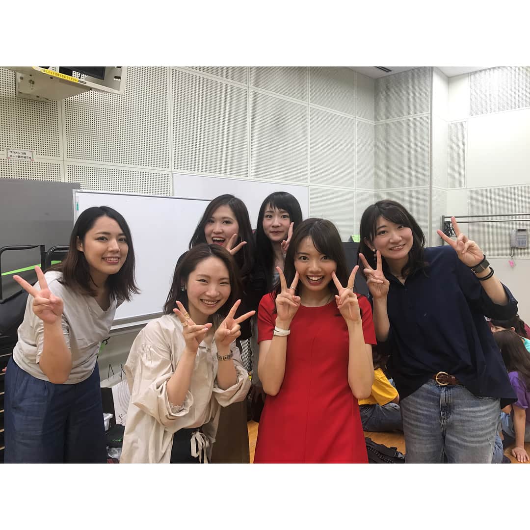 加藤里奈（カトリーナ）さんのインスタグラム写真 - (加藤里奈（カトリーナ）Instagram)「🎊昭和高校ダンス部20周年🎊 SDC OBOG公演会にMCとして参加 させて頂きました🙌❤️ 幹事ではないので当日のみの参加 だったんですが、打ち合わせをして 開けてびっくり玉手箱🎁🤡💫笑 スゴく大役で驚きました😳笑 果たしてこれは当日に聞いて私なんかで 対応出来るのか😨？という不安も ありましたが、時間の都合上、取材は できないので、ゲネを見つつ構成を考えて 全てぶっつけ本番でかけあいしました😂 かなり現場回しの技量が試された😂😂 お聞き苦しいところもあったかと思い ますが、みんなで盛り上げて下さり ありがとうございました😊❤️ なんとか喋り倒し、さらに皆さまの 温かいパワーのお陰で、無事？ 終えることが出来ました👏👏 . しかし、 自分が始めた公演会が今まで続いていて まさかOBOGとして出ることが出来るとは 思いもしなかった😳💡 . 一生懸命取り組んだ昨日は今日に繋がって いるのだなぁとしみじみと実感😌💕 ただ、そういった今日があるのも、 先人たちの並々ならぬ努力があってのこと！ 感謝しなければなぁと思いました😭😭 . なんかその昔、 OBOGになったとき、また公演会できたら いいねとか同期と言って語っていたのを これを書いててふと思い出したんですが、 日々の忙殺された日常で記憶の彼方へ 行っておりました✈️びゅーーーん . なんかそーゆー未来を楽しみにする気持ち も久々に思い出せた😯💭💭 今は目の前のことに必死でなかなか そういう時間ないし🤔有り難い時間でした😚 . しかも今回、まさかの人生初の トークショーもしちゃいました😂 しかも雲の上の存在の先輩と😧😧 当時の憧れていた先輩方が他にも沢山 出演されていたんですが、自分のことを 1人の大人としてみて下さって、 お話させてもらえたので、 なんとも感慨深かった😭🙌✨ . 今回、こんな機会を作って下さった、 現役の学生・先生、 そして幹事をして下さった OBOGの皆さま、大大大感謝です🙏❤️ 私が始めたときからずっと手伝って 下さっている舞台チームもありがとう ございます🙏✨ 来てくれた恩師のみんなありがとう❤️ 同級生もありがとう❤️ . とっても懐かしい当時の写真や動画の コーナーもあって青春な1日でした😻💕 . これを機に関わった皆さま、 仲良くして下さい！ . そして地味にバタバタしていて 全く写真が撮れなかった😂 私の写ってる写真ある方下さい🤳！ 見つけたストーリーだけスクショさせて 頂きましたー❤️❤️❤️ ありがとうございました😊🙏💕✨ . #昭和高校 #昭和高校ダンス部 #sdc #ダンス部 #ダンス部公演会 #sdc公演会 #昭和高校ダンス部20th #SDC20周年 #司会 #MC #母校 #舞台 #ステージ #dance #dancer #ダンス #ダンサー」4月30日 13時31分 - rinakatoktriiina
