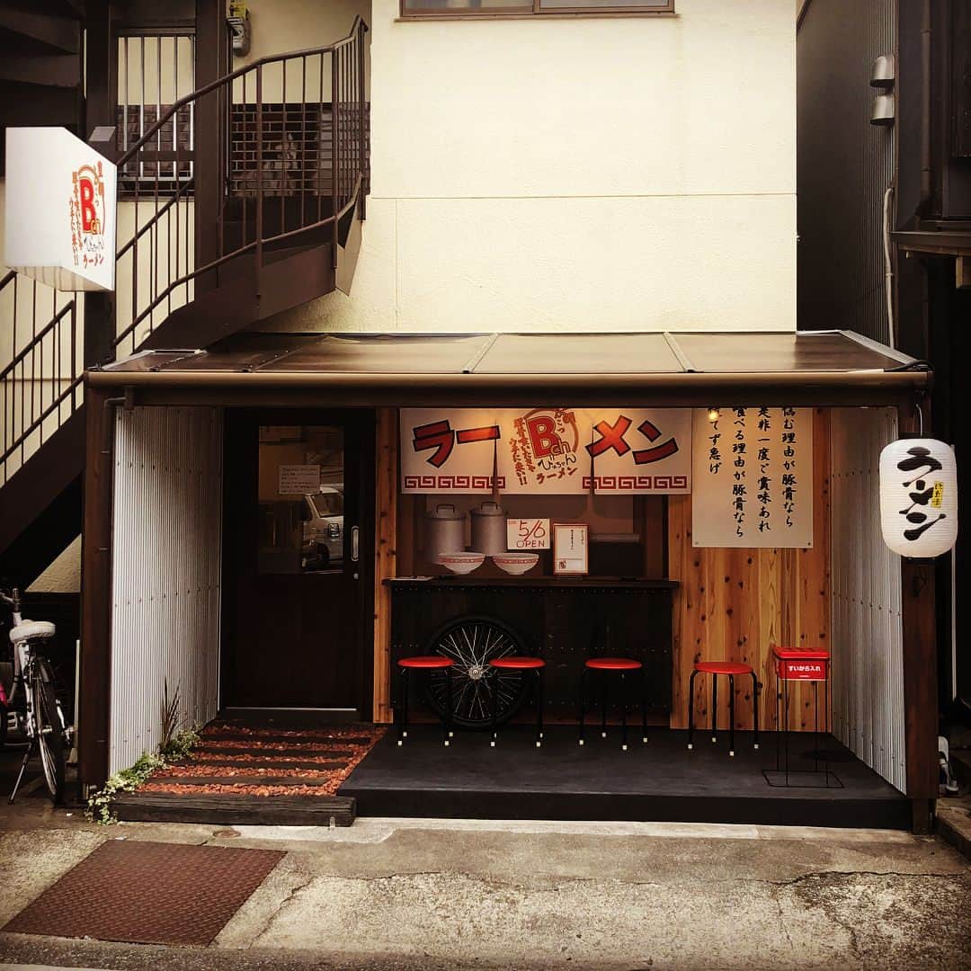 のインスタグラム：「5/6 グランドオープン 『Bchびーちゃんラーメン』 高知市薊野中町12-6  定休日 月曜  よろしくお願い致します。  #豚骨ラーメン#豚骨#ラーメン#Bchラーメン#びーちゃんラーメン#建築#高知#大和建設」