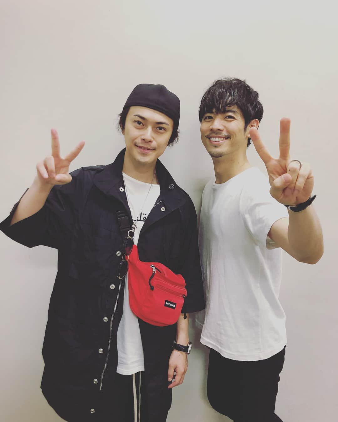 勝地涼さんのインスタグラム写真 - (勝地涼Instagram)「舞台 #1984 #山口翔悟 くん 山ちゃんのお芝居好き。 ねぇ山ちゃん。いつインスタ始めるの？ はやくぅはやくぅはじめて❤️ #小川絵梨子 さん いつか演出されたいな。 🆕バッグ #balenciaga @balenciaga  #赤 #ショルダーバッグ  #ブーム」4月30日 17時35分 - ryo.katsuji.official