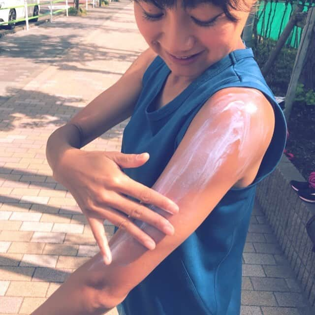 福島和可菜さんのインスタグラム写真 - (福島和可菜Instagram)「ちゃんと塗ってるよ(｡•́•̀｡) #証拠写真 #重ね塗り #塗っては焼け #塗っては焼け #って #まるで #バウムクーヘン #美味しいかも #５度塗り #SUN #目指せ日焼け止めのCM #オファー待ってます #太陽を浴びたいよう」4月30日 17時49分 - fukushimawakana