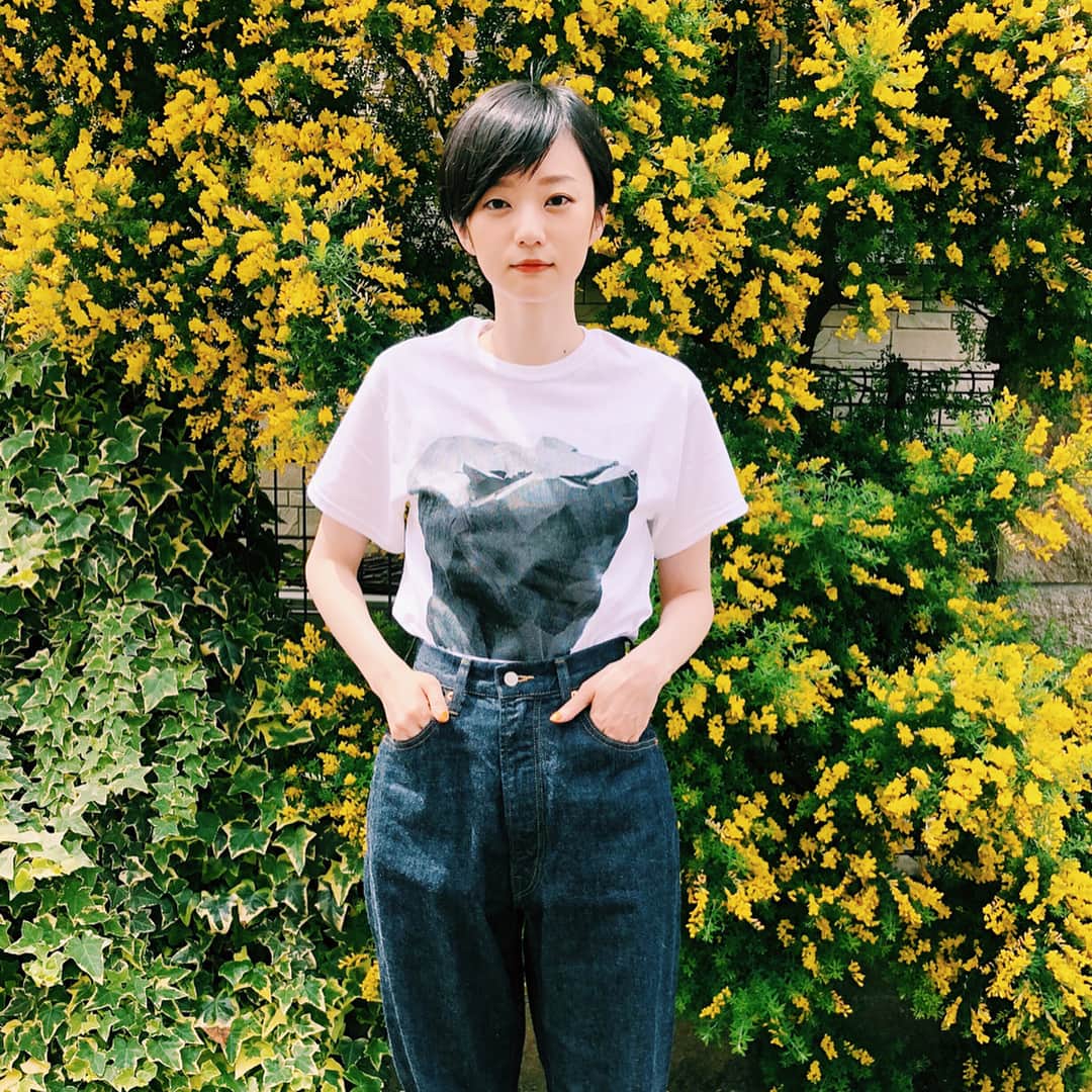藤井祥子のインスタグラム：「. #ultranorth で柴崎熊T買えた🐻！ 気になっていた本とキーホルダーもゲットできて、 完全なる熊充💪🏻 . . . #木彫りの熊#木彫り熊 #柴崎重行 #beamsjapan#大北海道展」