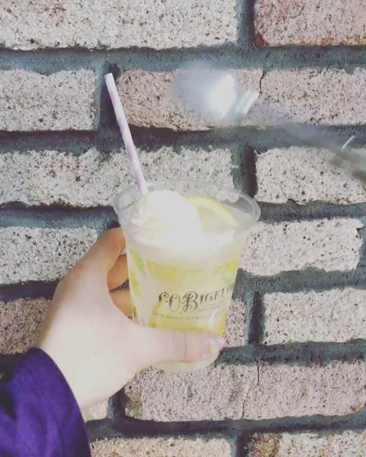 SORAXNIWAのインスタグラム：「D4-30 ▷Lemonade Soda Fountain 瀬戸内レモンを使ったビタミンCたっぷりドリンク🥤🍋 レモネードソーダとアイスがのったレモネードソーダファウンテンの2種類ご用意してます💛 . . スカッとさっぱりおいしいレモネードソーダを飲みに家を飛び出して🏡 店内の手をつないだ写真に癒されに📷 レモンハートのフォトスポットでフォトジェニックな写真を撮りに原宿へ来よう🚶‍♂️♪♪ . . . 会場内で撮った写真にハッシュタグ「#シーオービゲロウで手をつなごう 」をつけて投稿するとレモンアイテムが当たるキャンペーン中!!! . . #event #soraxniwashop #cafe #coffee #harajuku #tokyocafe #フォトスポット #シーオービゲロウ #cobigelow #cobigelowjp #lemon #レモネード #瀬戸内レモン #drink #limitededition #フォトジェニック #ビタミンc #美容 #インスタ映え #写真好きな人と繋がりたい」