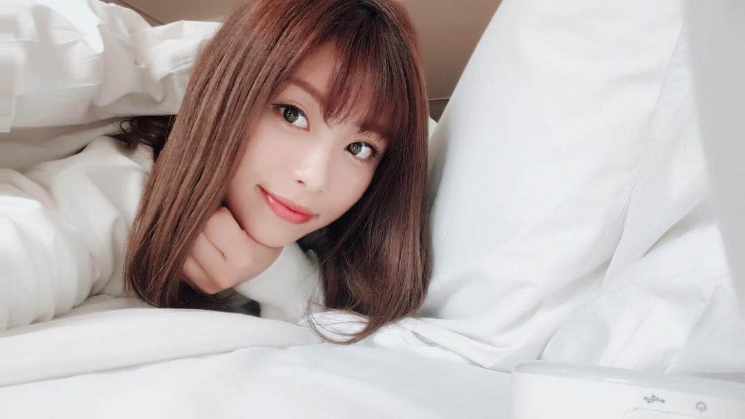 辰巳さくら（さくてん）さんのインスタグラム写真 - (辰巳さくら（さくてん）Instagram)「韓国のホテルで光の加減が良すぎて自撮りした時の🤳💓笑 真っ白のキングベッドだったので広すぎてふかふかすぎてぐっっっすりだったなあ😴🛏🌙 あんな広いベッドをいつか買いたい…笑 #韓国 #韓国旅行 #韓国女子旅 #韓国グルメ #韓国ホテル #ラマダソウル東大門 #東大門」4月30日 19時07分 - s.kten