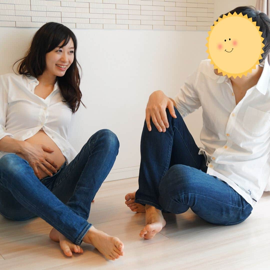 小林麻利子さんのインスタグラム写真 - (小林麻利子Instagram)「とうとうデベソになりました🤰 . ブログで妊婦の睡眠対策について書いてます✍️ 妊娠中の睡眠について誤った情報が多いです。妊婦だから睡眠課題が出る、は間違い🤰 . 著書 #美人をつくる熟睡スイッチ 発売中！ #うっとり美容  #お風呂 #入浴 #小林麻利子 #ナイトケアアドバイザー #熟睡 #睡眠負債 #睡眠とお風呂の専門家 #睡眠の先生 #生活習慣改善サロンFlura #妊娠9ヶ月 #妊娠34週 #マタニティフォト #夫 #カメラマンは父」4月30日 18時59分 - marikokobayashi.sleep