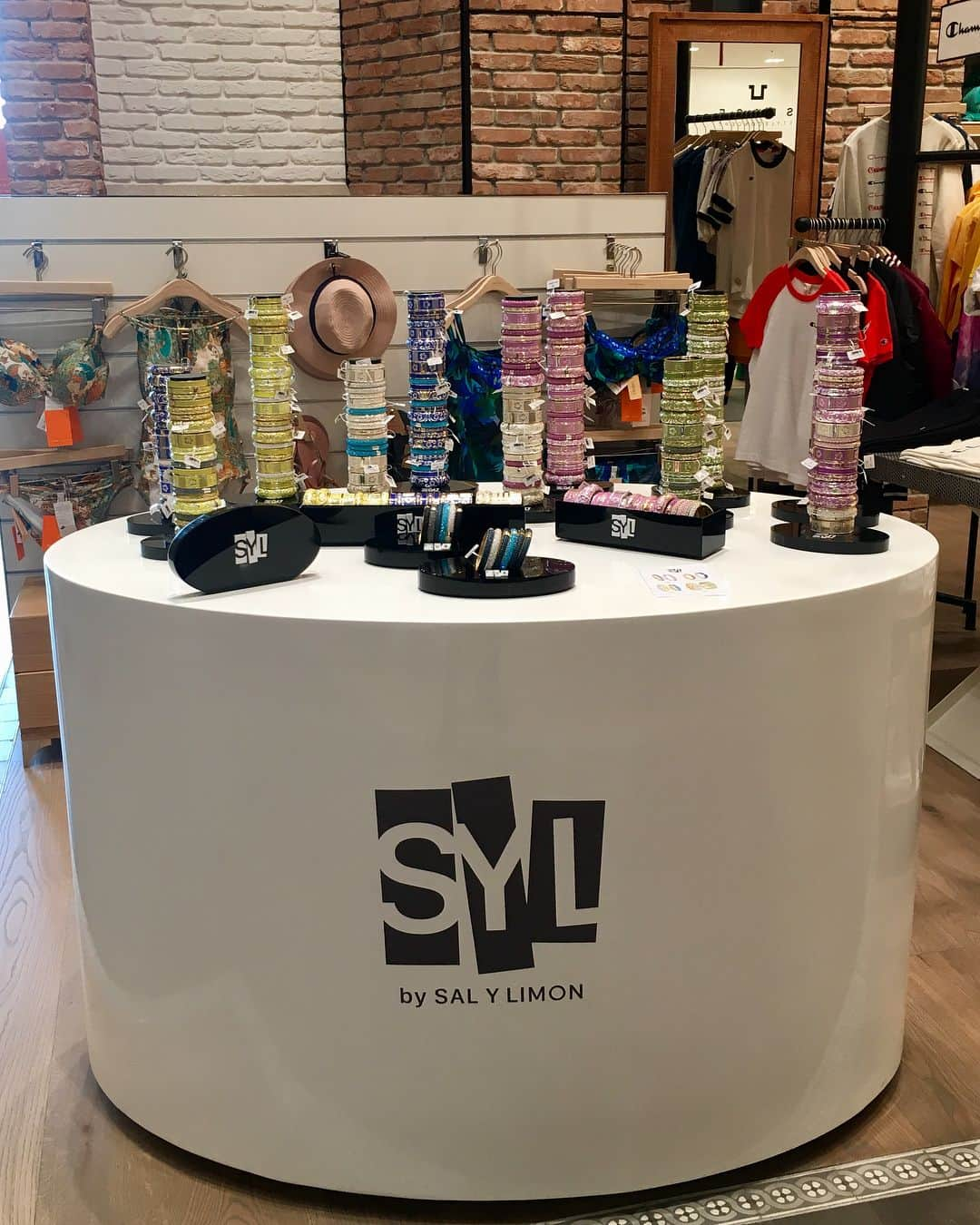 サルイリモンのインスタグラム：「Come and enjoy our Spring/Summer Collection @lebhvmaraisdxb 😀 #lebhvmarais #dubai #uae #syl #salylimon #bangles #banglesaddict #gold #silver #fashionjewelry #accessories #fashionaddict」