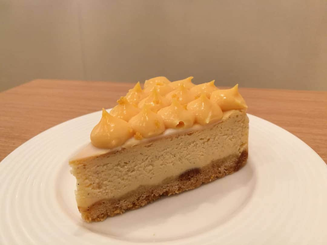 出原大樹さんのインスタグラム写真 - (出原大樹Instagram)「ピンクグレープフルーツのチーズケーキ。  チーズケーキ・オ・パンプルムース・ローズ  あっさりとした、チーズの酸味と、グレープフルーツと酸味が絶妙です。  土台以外、すべてにピンクグレープフルーツが含まれています！  4層になっていて、チーズ部分にはバニラビーンズも！  トレーニング後のケーキ、ご褒美でおいしい。  #チーズケーキ #chesecake #いずログ #代官山」4月30日 19時29分 - hiroki_izuhara