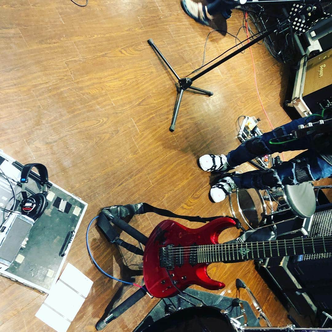 Kyrieさんのインスタグラム写真 - (KyrieInstagram)「今日はスタジオ。 沢山ギター弾いたなぁ…。 明日のゲストはSHINGO☆！」4月30日 19時52分 - kyrie_kw_