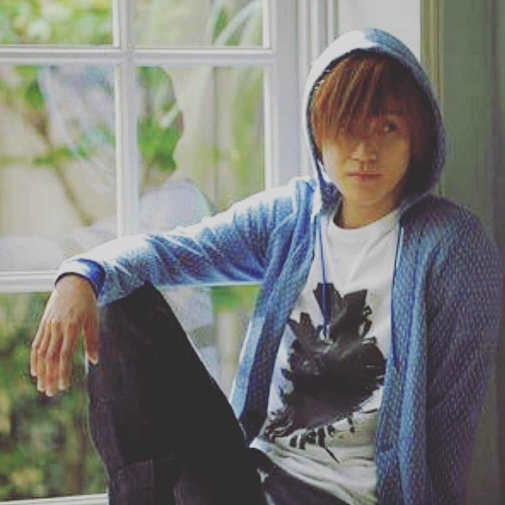 おばたのお兄さんさんのインスタグラム写真 - (おばたのお兄さんInstagram)「花沢類と言ったら窓際座りポーズ。僕のうちにはいい窓際がないから、玄関の壁の間で類ポーズ。 #落ちるか落ちないかの #瀬戸際 #瀬戸際ポーズ #せとぽ」4月30日 20時51分 - bataninmari