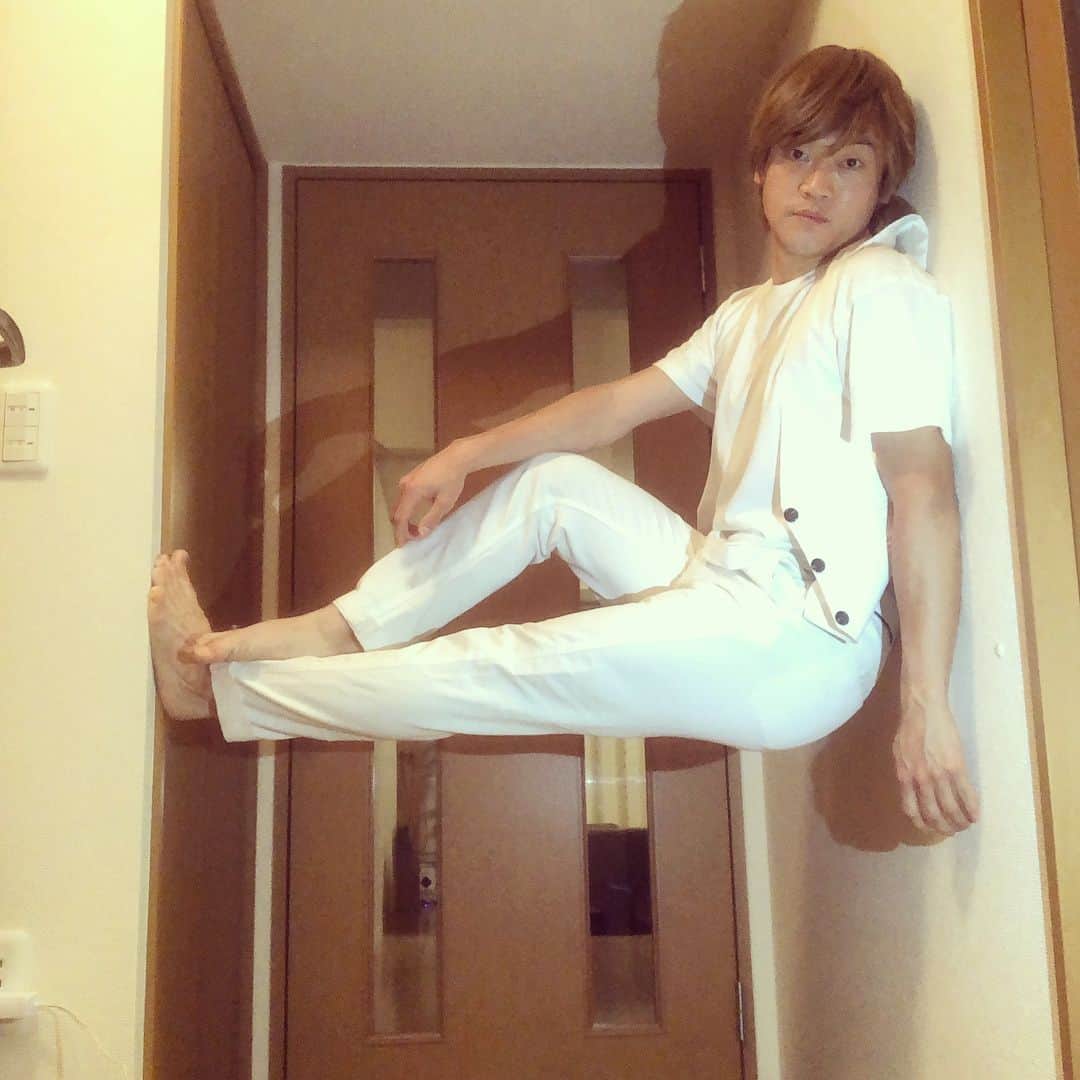 おばたのお兄さんさんのインスタグラム写真 - (おばたのお兄さんInstagram)「花沢類と言ったら窓際座りポーズ。僕のうちにはいい窓際がないから、玄関の壁の間で類ポーズ。 #落ちるか落ちないかの #瀬戸際 #瀬戸際ポーズ #せとぽ」4月30日 20時51分 - bataninmari