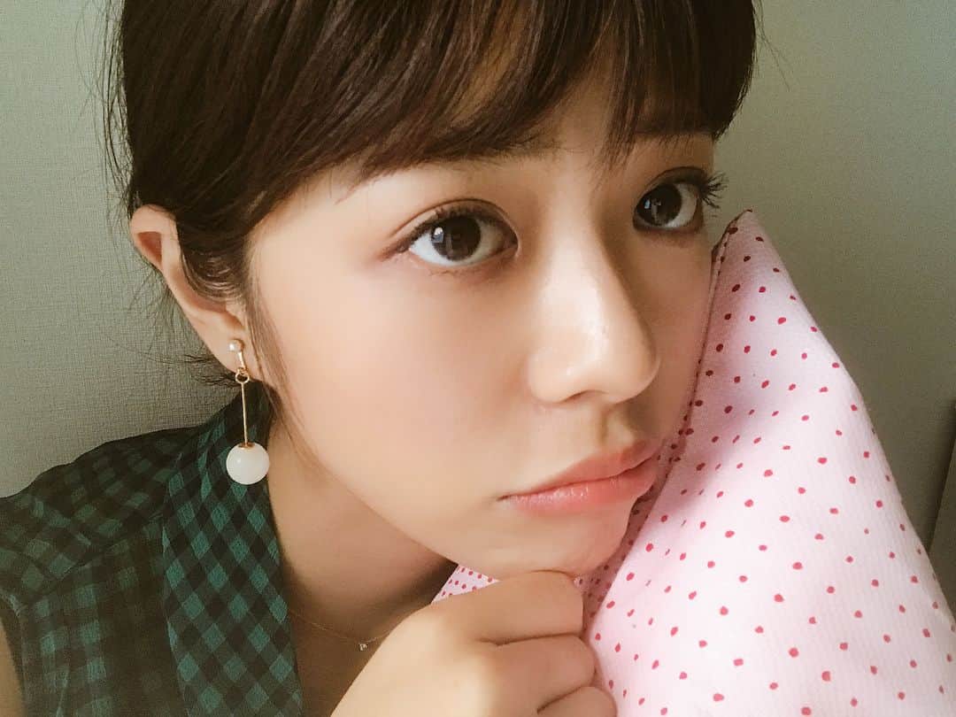 わちみなみさんのインスタグラム写真 - (わちみなみInstagram)「元気がありあまっています。。 . 週プレnetで、週プレのアザーカットみてくださいね(*ﾟ▽ﾟ*)ストーリー、ハイライトのURLから見られます💖✨ . #アンビバレント  #週プレ #わちみなみ #お気に入りクッション #元気 #寝られない #散歩したい #暴れたい  #でもちょっと眠い #これぞ  #アンビバレント ？」4月30日 21時21分 - wacchime