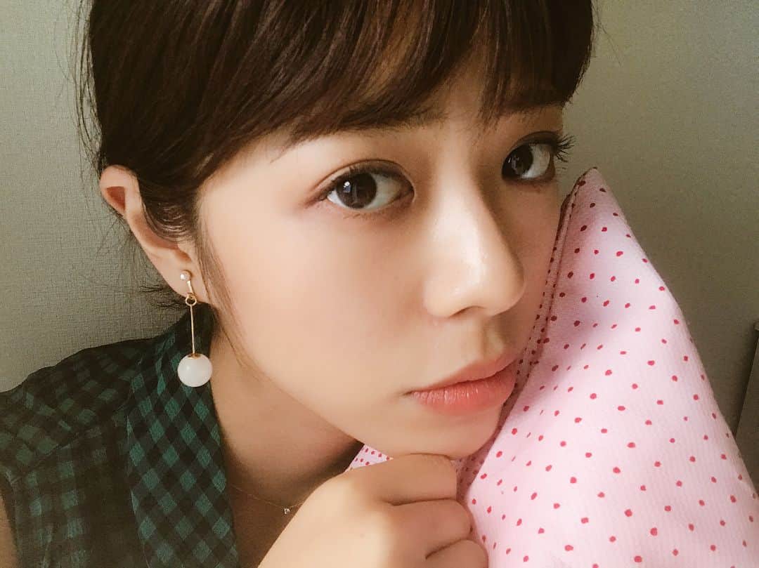 わちみなみのインスタグラム：「元気がありあまっています。。 . 週プレnetで、週プレのアザーカットみてくださいね(*ﾟ▽ﾟ*)ストーリー、ハイライトのURLから見られます💖✨ . #アンビバレント  #週プレ #わちみなみ #お気に入りクッション #元気 #寝られない #散歩したい #暴れたい  #でもちょっと眠い #これぞ  #アンビバレント ？」
