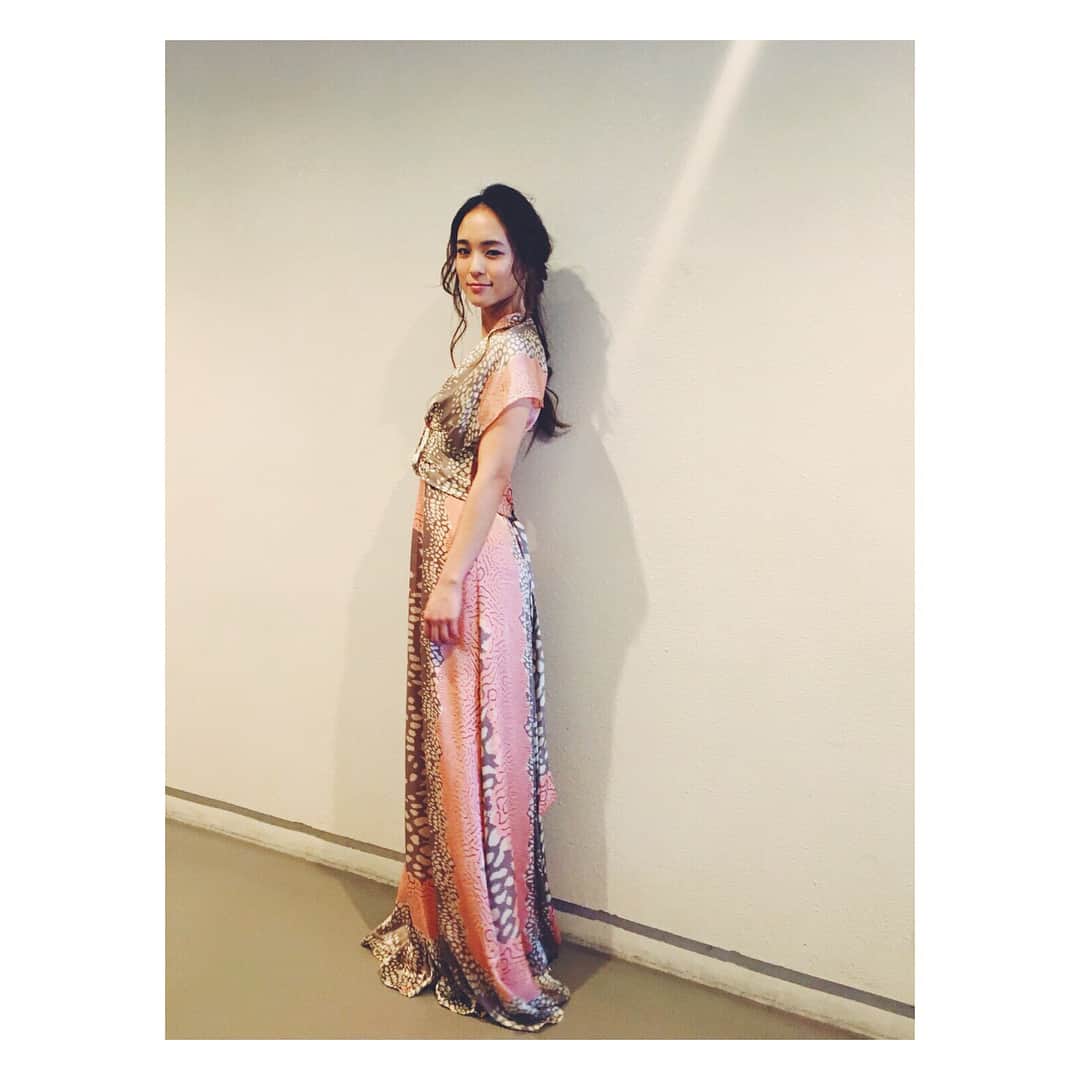 レオラさんのインスタグラム写真 - (レオラInstagram)「衣装はいつもよりグッと大人っぽく…👠👗✨ ドレスは普段なかなか着ないからこれもまたドキドキしました😌 . #Leola_LaLa  #Leola #アーティスティックスイミング #さぁまもなくLINELIVE」4月30日 21時57分 - leola_official