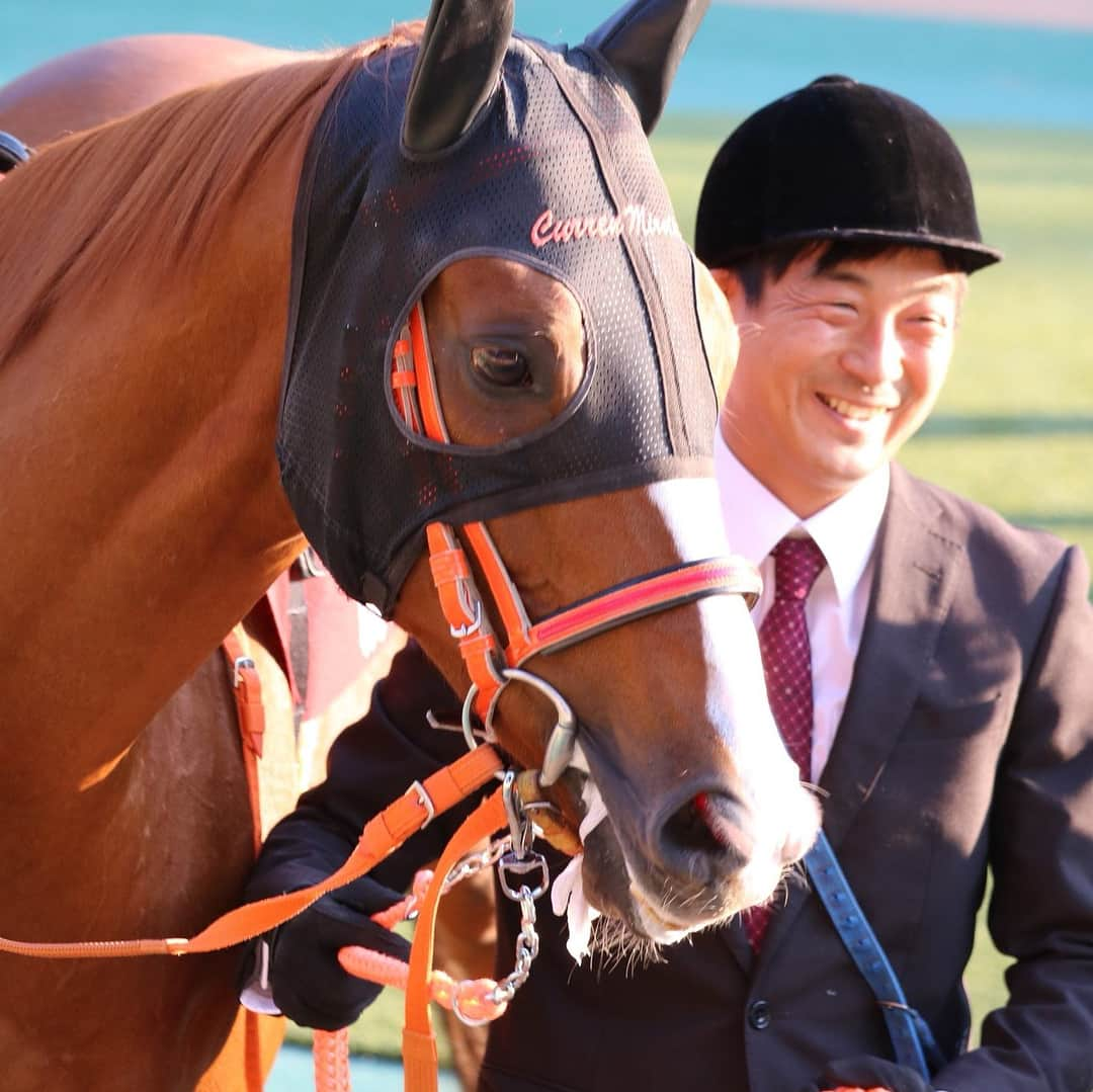 池添謙一さんのインスタグラム写真 - (池添謙一Instagram)「昨日の天皇賞でカレンミロティックが引退することになりました🐴 6年前の初騎乗から10歳になる昨日まで頑張ってくれました。 垂水ステークスでのコースレコードはまだ破られてません。 初重賞での金鯱賞も先行策で強かった。 宝塚の2着もほんとに頑張ってくれた。 そして一昨年の天皇賞4センチ差の2着も…  抜け出した時に外に意識を持たずにキタサンに向けてれば、持ち替えて内からステッキを使ってれば、僕がもっと上手かったら…  一緒に勝てたかもしれなかったのに。 悔やんでも悔やみきれないレースです。 いつも一生懸命に走ってくれたミロティックにお疲れ様と言いたいです🏇 また会いに行きたいです🐴 #カレンミロティック ありがとう」4月30日 22時51分 - kenchan.0723