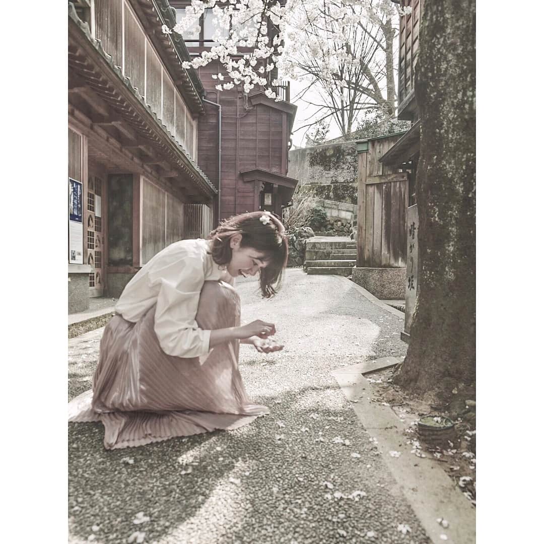 的場絢香さんのインスタグラム写真 - (的場絢香Instagram)「#20180430 散った桜の花びらが いつの間にか 跡形もなくなくなって 緑が濃くなっていく🍃 春ってあっという間。 儚いな〜。 ____________________ #4月最終日」5月1日 0時00分 - ayaka_matoba