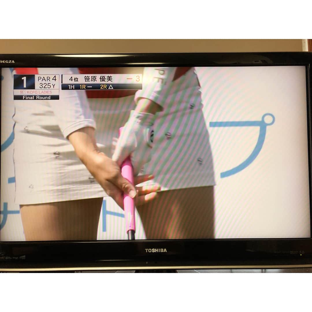 笹原優美さんのインスタグラム写真 - (笹原優美Instagram)「☆ スカイAの放送みました⛳️✨ 3日間にわたってグリップについて注目していただけて嬉しいです😊 しかも岡本綾子さんに 「優美グリップ」と命名していただけて😅💦 大変光栄です🙇‍♀️✨ ✴︎ ✴︎ 前にも軽く触れたと思いますが、 このベースボールグリップにしたのは開幕の3週間くらい前です！ それまではインターロッキングでした🖐🏻 (追)⇧すみません💦オーバーラッピングでした！ . これまでずっと自分のグリップには違和感がありました。 数年前にもベースボールで球を打ったことがあったのですが、そのときからこっちの方が打ち易いな〜と思っていました。 ただ、一般的でないし、普通のグリップで上手くいかないのがいけないと自分に思い込ませてやめてました。 . そして今年に入ってまた ベースボールを試す機会があって、 やっぱりこっちの方がいい😣！！となったんです✨ 開幕直前にグリップを変えるということは勇気がいりました。 和田コーチと相談しながら慎重に様子を見ていました。 でも明らかにベースボールの方が球がいいし、 シャフトの上に左の親指が無い方がスイングがし易い。 フォローでの左腕の外旋が上手くいきます。 ベースボールを否定する理由が見つからず、 変更することに決めました‼️ . インテンショナルボールもバンカーショットも 問題なく...というか、ベースボールの方が 私は打ち易いです😊✨ この先ベースボールのデメリットの方が強くなったり、振りにくくなったりする時が来るかもしれません。 でもその時はまた自分に合う グリップを探したいと思います⛳️👍🏻 それまではこのまま ベースボールで今年戦っていきます\(^^)/‼️ . 長くなりましたが、 気になっている方もいるかと思い グリップを変更した経緯をお話しさせていただきました！！ 今後とも優美グリップ(笑)をよろしくお願いします😋🧡 #ゴルフ#golf #ゴルフグリップ #ベースボールグリップ #スカイA#岡本綾子 さん #優美グリップ ✴︎ ✴︎ ベースボールグリップをオススメしている訳ではなく、 私はこっちの方が合うというお話です💦 少数派だと思うので😅 気になる方は遊びで打ってみてもいいかもしれないですね😊⛳️」5月1日 11時08分 - yumi_sasahara_official