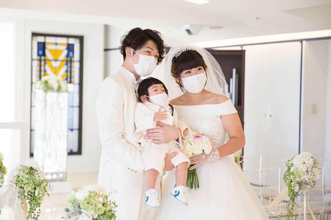 DEFanniversaryのインスタグラム：「#マスクdeお見合い をきっかけに出会い ご結婚されたおふたり❤️💒💑💍💐 結婚式も#DEFアニバーサリー が プロデュースさせていただきました✨ ∞∞∞∞∞∞∞∞∞∞∞∞∞∞∞∞∞∞∞∞ 👼『#DEF花嫁』のハッシュタグをつけて あなたの素敵な結婚式写真をUPして下さい💛 · 「DEFウェディング」のサイトに 卒業花嫁の記事として掲載されちゃうかも✎*。 · ∞∞∞∞∞∞∞∞∞∞∞∞∞∞∞∞∞∞∞∞ · 結婚式したい！サプライズしたい！ けど内容は未定···でもOK👌☆*: お気軽にLINEください📱💭💕 公式LINE☞@dzd0348z · ∞∞∞∞∞∞∞∞∞∞∞∞∞∞∞∞∞∞∞∞ · みなさまからのいいね！や コメントをお待ちしています✨ DEFウェディング一同より · ∞∞∞∞∞∞∞∞∞∞∞∞∞∞∞∞∞∞∞∞ #DEFウェディング #defanniversary #DEFウエディング #デフアニバーサリー #結婚式 #ウェディング #ウエディング #wedding #ウェディングアイテム #卒花 #プレ花嫁 #花嫁 #日本中のプレ花嫁さんと繋がりたい #全国のプレ花嫁さんと繋がりたい #結婚式準備中 #結婚式準備 #結婚式diy #ウェディングdiy #ウェディングプランナー #ウェディングプロデュース #ウェディングドレス　#結婚式演出 #結婚式場 #結婚式場探し #結婚式場選び #結婚式場見学」