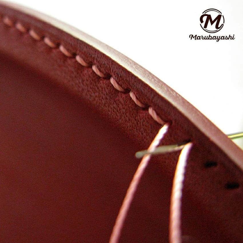 MARUBAYASHIさんのインスタグラム写真 - (MARUBAYASHIInstagram)「* 革絞りのレザートレイ  #革 #レザー #leather #立体成型 #革絞り #ウェットフォーミング #modanatura #木型 #手縫い #handsewing #レザークラフト #leathercraft #leatherworks」5月1日 7時15分 - takahiro_marubayashi