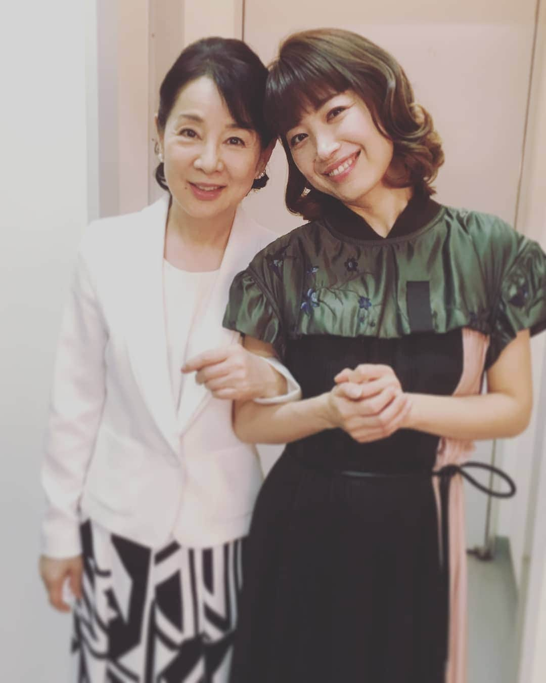 村治佳織さんのインスタグラム写真 - (村治佳織Instagram)「The memory of April.  Had a concert with Sayuri Yoshinaga in Kumamoto.  4月の思い出。　 熊本・宇城市での小百合さんの朗読会で演奏させていただきました。終演直後の一枚。  小百合さんの朗読やお話しがどれだけ多くの方に勇気や優しさや癒しを与え続けているか・・・。 私もいつも小百合さんから力をいただいている一人です。　 小百合さんを見つめるお客様の幸せな表情をステージから拝見し、いつも幸せのお裾分けをいただいています。  #吉永小百合　 #sayuriyoshinaga  #kaorimuraji  #村治佳織」5月1日 8時56分 - kaorimurajiofficial