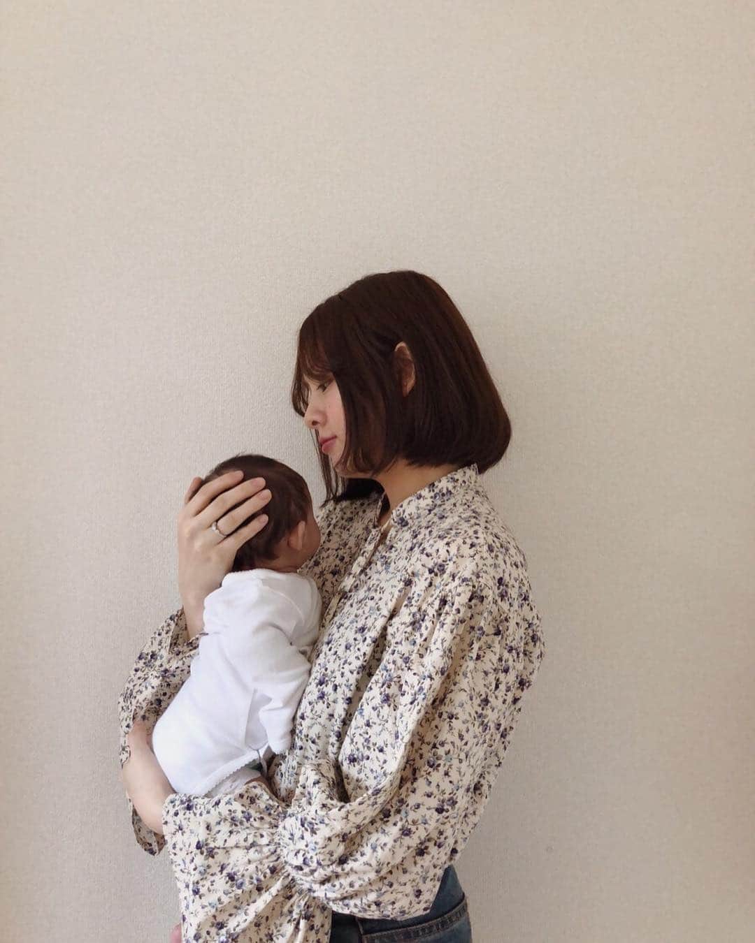 菅谷梨沙子さんのインスタグラム写真 - (菅谷梨沙子Instagram)「| 2018. 3. 6. | ♥ 第1子となる元気な女の子を出産しました。 . 今日から5月に入り、娘はもうすぐ2カ月。 私も母になって2カ月。 まだまだ探り探りな日々ですが、娘と一緒に成長していけたらいいなぁっと思います。 blogもInstagramもマイペースにまた更新して行くので、良かったら覗きに来て下さいね𓂃✍🏻 . #Day56 #check4137」5月1日 9時58分 - risako_sugaya