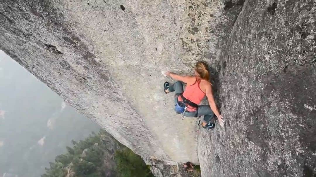 ジョー・キンダーのインスタグラム：「Hazedawg on something holdless!!! Right on!  Check out the full vid (link in bio). Whoop! @blackdiamond @hazel_findlay @blackdiamond_climb」