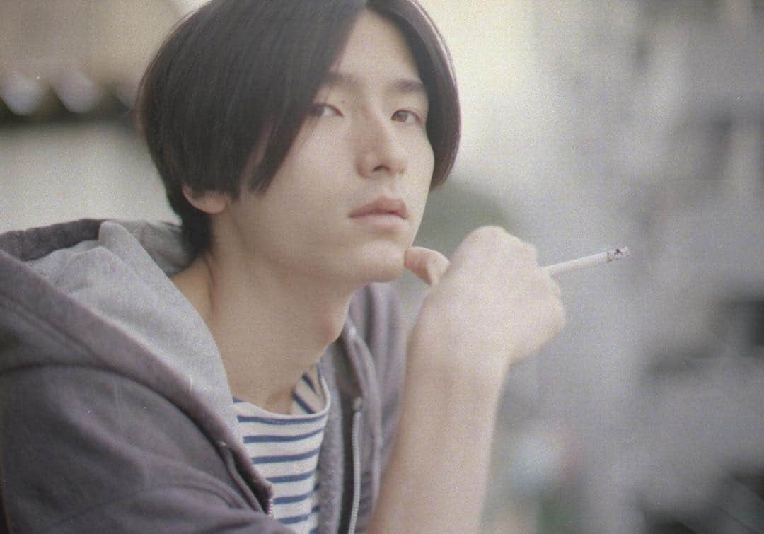 花盛友里のインスタグラム：「『寝起き男子』 の発売を記念して、 寝起き男子の写真のパネル展が13日より渋谷HMVにて開始します。 写真集にもインスタにも載せてない写真も置くつもり！ お時間ある方ぜひとも見に来て下さいませ♡ . 【お問い合わせ】 HMV&BOOKS SHIBUYA TEL：03-5784-3270（10:00～22:00） . #寝起き男子 #花盛友里」