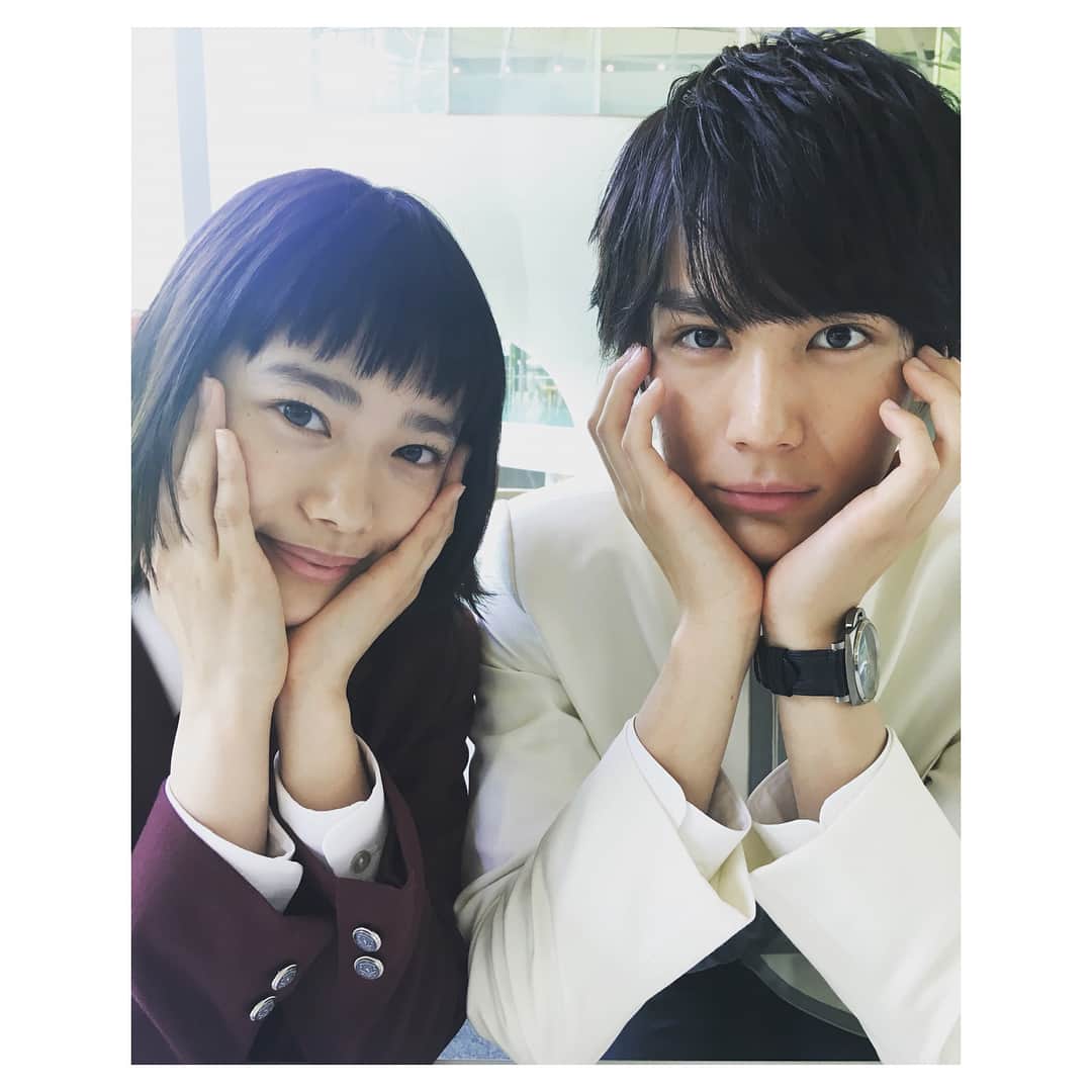 杉咲花のインスタグラム：「本日２２時からＴＢＳにて 「花のち晴れ」第３話の放送です。 写真は大志くんと。 大志くんは意外にお茶目なところがあって、 本当に面白いひと。 そして私よりも歳がひとつ下なのに、 とてもしっかりしていて、 優しいところが天馬くんにぴったりなのです。 ２枚目の写真は現場の撮影部さまのカメラ。 こういうの なんだかすごく、愛情を感じて なんか、がんばろうって、思えるのです。 はぁ。。ドラマの現場は、 みんなと過ごせる時間が長くて嬉しいな。 次から次へとやるべきことが押し寄せてくる 忙しない日々ではあるけれど 流れるように過ごしていたら あっという間に最終回がきてしまいそう。 この現場も いつか終わってしまうことを考える そう思うと、もうすでに寂しくなるな。。 だからもっと 大切に過ごそう。 今日も長いけど、頑張ろう。 ではでは３話、みてね。 #花のち晴れ #花晴れ」