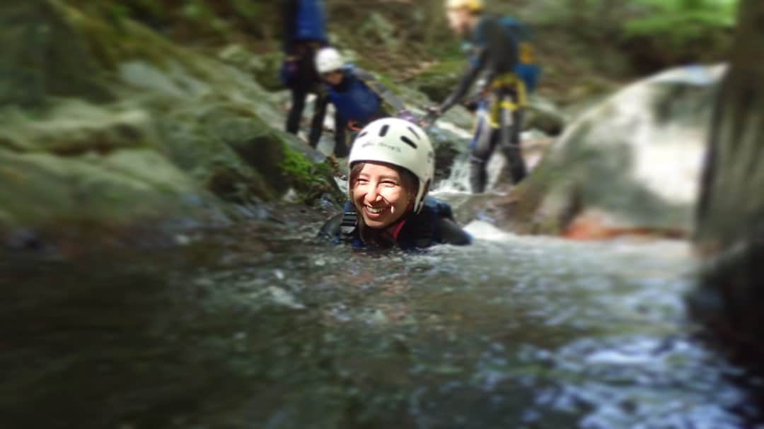 後藤ティファニーのインスタグラム：「人生初のキャニオニング🏞  泳げない&高い所が苦手なんだけど頑張った😂😂 6mくらいのとこからロープでターザンみたいに降りたり、水の中に飛び込んだり😳w 後ろ向きで天然ウォータースライダーしたり☺️ スリル満点で、すっっごく楽しかったー！！ 景色もすごく綺麗で空気もよくって最高😍👌 次はSAPに挑戦するー！☺️ 最後の写真……w  高いし川の水深いし、怖過ぎて完全に変なポーズと変な顔で飛び込んでる😂😂😂」