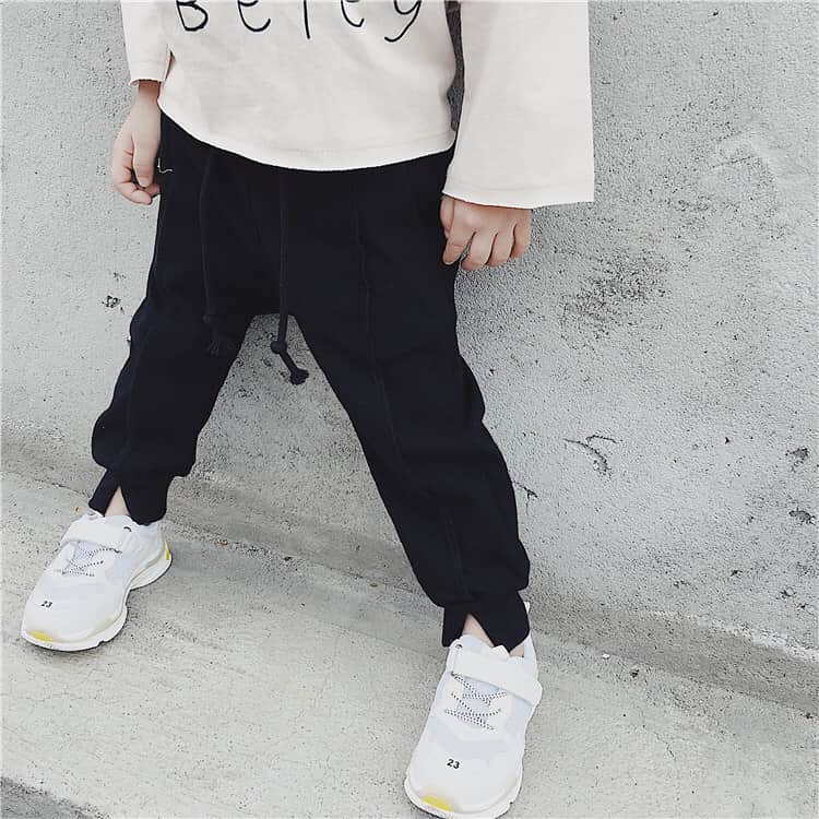 OmoteUraのインスタグラム：「. . sweat pants🌱¥2000 . . . . #韓国#韓国子供服#子供服#韓国通販 #子供#こども#キッズ#女の子 #キッズ服#子ども服#親子#親子コーデ#fashion#kids#kidsfashion #dailylook#code#codenate #korea#korean#koreanfashion #koreangirl#koreankidsfashion #한국#한국아동복#아이린#어린이」