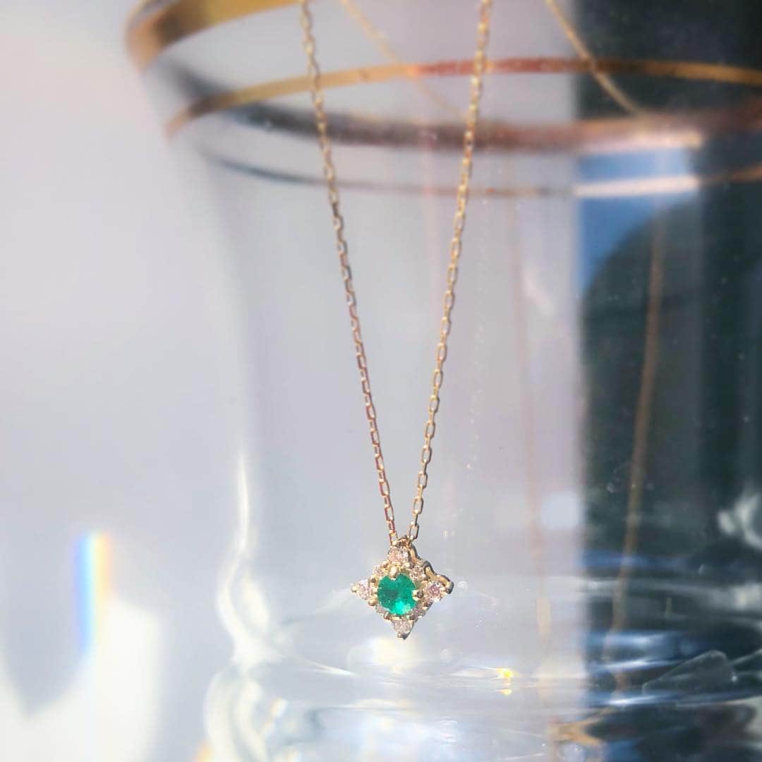 ヴァンドーム青山さんのインスタグラム写真 - (ヴァンドーム青山Instagram)「. 【 May birthstone emerald 】 5月の誕生石［エメラルド］。恋愛成就、幸せな結婚のお守りとして人気のパワーストーンです。鮮やかなグリーンがコーディネートのポイントとしてもおすすめ。 ＊ #5月誕生石 #エメラルド #emerald #necklace #jewelry #accessory  #パワーストーン  #バースデーギフト  #誕生日プレゼント  #vendomeaoyama  #ヴァンドーム青山」5月1日 11時59分 - vendomeaoyama_official