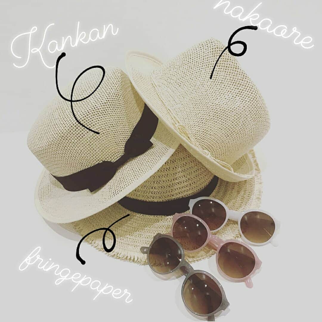 3COINSさんのインスタグラム写真 - (3COINSInstagram)「☀暑さ対策もプチプラオシャレに☀  NEWインスタグラマー @3coins_makuhari.junko からオシャレ暑さ対策アイテムご紹介🌴 GWのお出かけのお供に❇ ーーーーーーーーーーーーーーーーー ハットもたくさん入荷してます\♡/ . 日差しも強くなり始め、ゴールデンウィークなどの外に出かける機会も増える時期ですよね....🌞 . シンプルながらもデザイン、雰囲気が違うので コーディネートに合わせて変えるのもおすすめです！ . しかも！すべてSサイズMサイズと、2サイズでご用意しているのでお子様とオソロコーデもできますよ✨ . 各￥300＋tax サングラスも3COINS→各￥300+TAX . #3COINS#3coins#スリコ#スリーコインズ #プチプラ#サングラス#おそろコーデ #プチプラコーデ #日除け対策  #中折れハット #カンカン帽 #麦わら帽子#フリンジペーパーハット ※店舗により品揃え・在庫がことなります。 またお取り置き・取り寄せは行っておりません。ご了承ください。」5月1日 12時20分 - 3coins_official