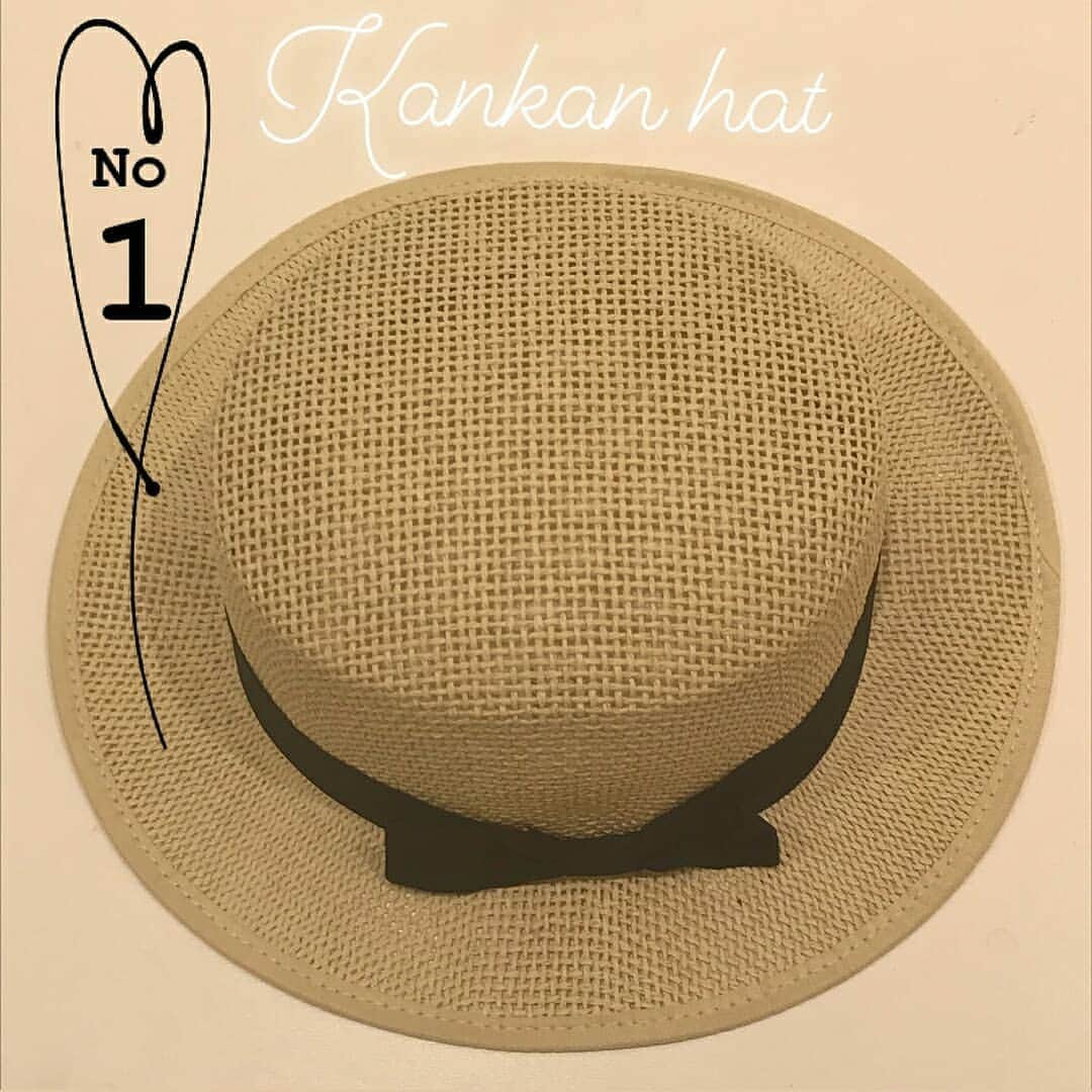 3COINSさんのインスタグラム写真 - (3COINSInstagram)「☀暑さ対策もプチプラオシャレに☀  NEWインスタグラマー @3coins_makuhari.junko からオシャレ暑さ対策アイテムご紹介🌴 GWのお出かけのお供に❇ ーーーーーーーーーーーーーーーーー ハットもたくさん入荷してます\♡/ . 日差しも強くなり始め、ゴールデンウィークなどの外に出かける機会も増える時期ですよね....🌞 . シンプルながらもデザイン、雰囲気が違うので コーディネートに合わせて変えるのもおすすめです！ . しかも！すべてSサイズMサイズと、2サイズでご用意しているのでお子様とオソロコーデもできますよ✨ . 各￥300＋tax サングラスも3COINS→各￥300+TAX . #3COINS#3coins#スリコ#スリーコインズ #プチプラ#サングラス#おそろコーデ #プチプラコーデ #日除け対策  #中折れハット #カンカン帽 #麦わら帽子#フリンジペーパーハット ※店舗により品揃え・在庫がことなります。 またお取り置き・取り寄せは行っておりません。ご了承ください。」5月1日 12時20分 - 3coins_official