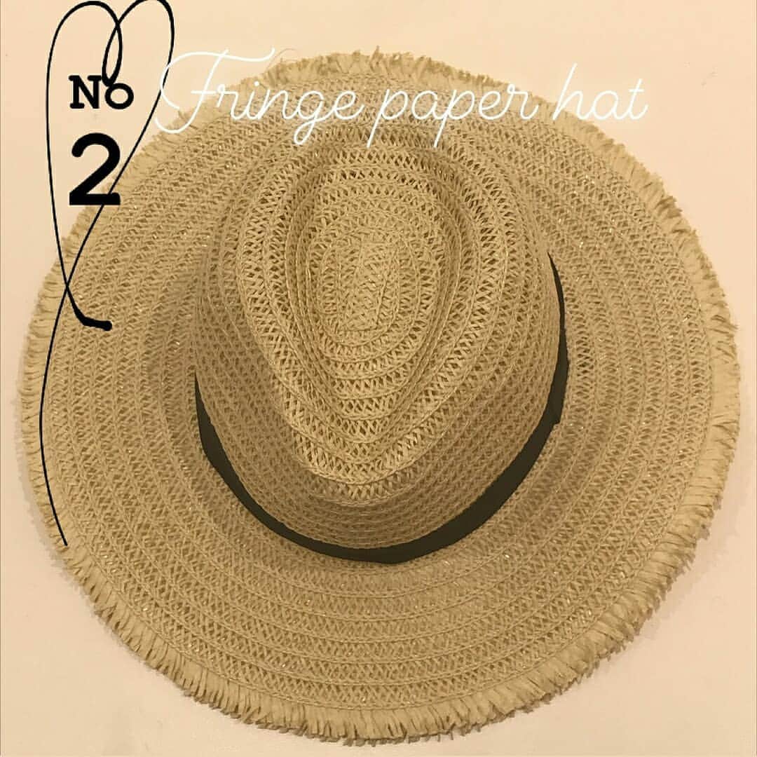 3COINSさんのインスタグラム写真 - (3COINSInstagram)「☀暑さ対策もプチプラオシャレに☀  NEWインスタグラマー @3coins_makuhari.junko からオシャレ暑さ対策アイテムご紹介🌴 GWのお出かけのお供に❇ ーーーーーーーーーーーーーーーーー ハットもたくさん入荷してます\♡/ . 日差しも強くなり始め、ゴールデンウィークなどの外に出かける機会も増える時期ですよね....🌞 . シンプルながらもデザイン、雰囲気が違うので コーディネートに合わせて変えるのもおすすめです！ . しかも！すべてSサイズMサイズと、2サイズでご用意しているのでお子様とオソロコーデもできますよ✨ . 各￥300＋tax サングラスも3COINS→各￥300+TAX . #3COINS#3coins#スリコ#スリーコインズ #プチプラ#サングラス#おそろコーデ #プチプラコーデ #日除け対策  #中折れハット #カンカン帽 #麦わら帽子#フリンジペーパーハット ※店舗により品揃え・在庫がことなります。 またお取り置き・取り寄せは行っておりません。ご了承ください。」5月1日 12時20分 - 3coins_official