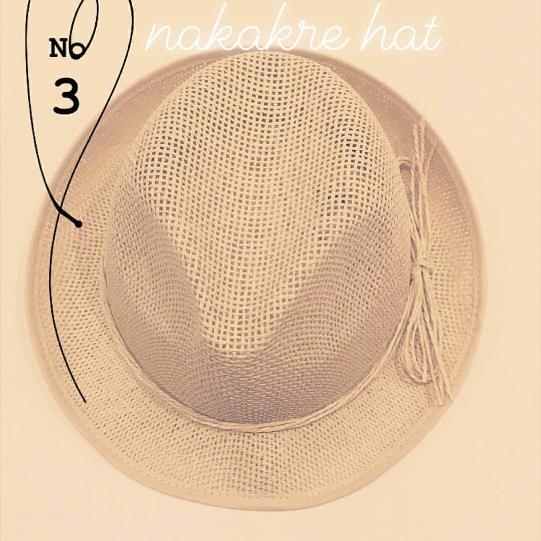 3COINSさんのインスタグラム写真 - (3COINSInstagram)「☀暑さ対策もプチプラオシャレに☀  NEWインスタグラマー @3coins_makuhari.junko からオシャレ暑さ対策アイテムご紹介🌴 GWのお出かけのお供に❇ ーーーーーーーーーーーーーーーーー ハットもたくさん入荷してます\♡/ . 日差しも強くなり始め、ゴールデンウィークなどの外に出かける機会も増える時期ですよね....🌞 . シンプルながらもデザイン、雰囲気が違うので コーディネートに合わせて変えるのもおすすめです！ . しかも！すべてSサイズMサイズと、2サイズでご用意しているのでお子様とオソロコーデもできますよ✨ . 各￥300＋tax サングラスも3COINS→各￥300+TAX . #3COINS#3coins#スリコ#スリーコインズ #プチプラ#サングラス#おそろコーデ #プチプラコーデ #日除け対策  #中折れハット #カンカン帽 #麦わら帽子#フリンジペーパーハット ※店舗により品揃え・在庫がことなります。 またお取り置き・取り寄せは行っておりません。ご了承ください。」5月1日 12時20分 - 3coins_official