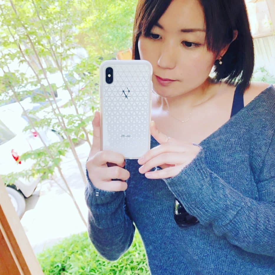 弓月ひろみさんのインスタグラム写真 - (弓月ひろみInstagram)「今日の #iPhoneCaSelfy #UNiCACE の monochromeCASE  Triangle Pattern Black White。トライアングルの隙間から、チラッとiPhoneのリンゴが透けて見えるの🍎 #ミニマルデザイン  https://unicase.jp/iphone-goods/case/45328.html」5月1日 13時41分 - yuzukihiromi