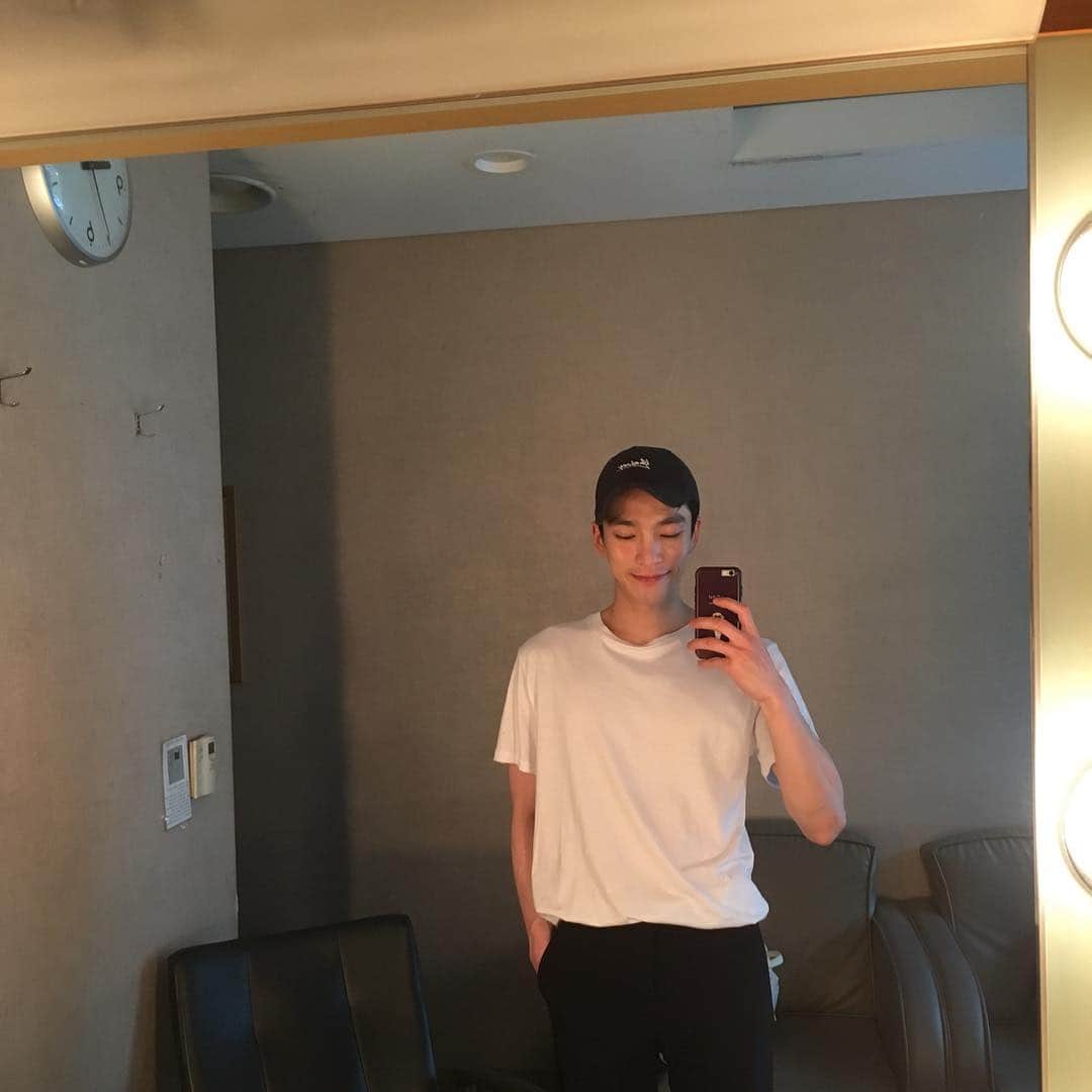 クウォンのインスタグラム：「😊」