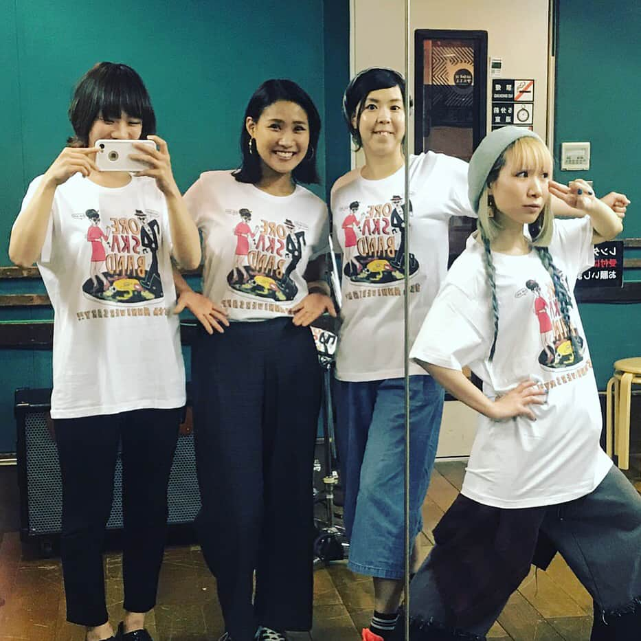 SAKIさんのインスタグラム写真 - (SAKIInstagram)「We made our 15th anniversary T-Shirt✨🙋‍♀️✨ OMG!SOOOOOO CUTE❤️❤️❤️❤️❤️ Designed by @saitoh_k  みなさまにご発表🙇‍♀️✨🙋‍♀️🦀 15thになったよＴシャツができました！ デザインは和歌山のスカ絵描きさんスカンキーモンキー！ サイトウさんです💓✨ なんて可愛いの！なんておしゃれなの！ 通販限定で黒も売るかな？売らないかな？w その辺はおいおい報告します🧚‍♀️☺️ とにもかくにも、超可愛いコチラのＴシャツは明日から販売開始です🙋‍♀️ 一応、今のところ枚数限定ですw サイズはM to XL!! 私がきているのがXL🧚‍♀️✨ あど、とみ、はやみはM着てます。 ちなみにこの写真はスタジオ中に届いたＴシャツを見てテンション上がってみんなで着るの図です😊💓」5月1日 14時53分 - sakiel03