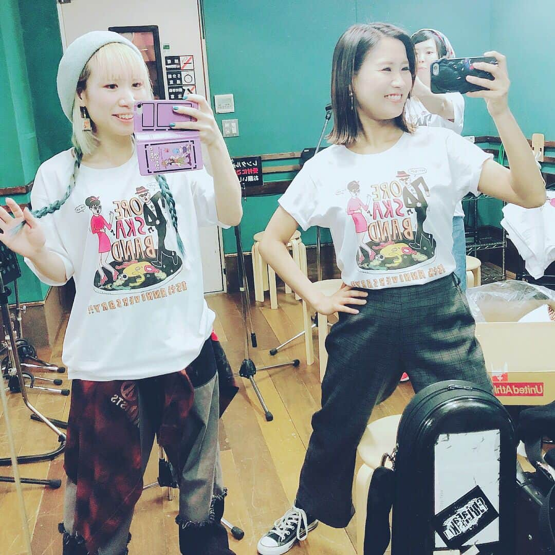 SAKIさんのインスタグラム写真 - (SAKIInstagram)「We made our 15th anniversary T-Shirt✨🙋‍♀️✨ OMG!SOOOOOO CUTE❤️❤️❤️❤️❤️ Designed by @saitoh_k  みなさまにご発表🙇‍♀️✨🙋‍♀️🦀 15thになったよＴシャツができました！ デザインは和歌山のスカ絵描きさんスカンキーモンキー！ サイトウさんです💓✨ なんて可愛いの！なんておしゃれなの！ 通販限定で黒も売るかな？売らないかな？w その辺はおいおい報告します🧚‍♀️☺️ とにもかくにも、超可愛いコチラのＴシャツは明日から販売開始です🙋‍♀️ 一応、今のところ枚数限定ですw サイズはM to XL!! 私がきているのがXL🧚‍♀️✨ あど、とみ、はやみはM着てます。 ちなみにこの写真はスタジオ中に届いたＴシャツを見てテンション上がってみんなで着るの図です😊💓」5月1日 14時53分 - sakiel03