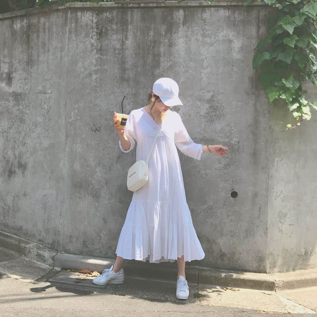 井口綾子さんのインスタグラム写真 - (井口綾子Instagram)「・ まっしろ🕊☀️ 今日すっごく天気が良くてあったかい！ 熱中症には気を付けてくださいね😊」5月1日 14時56分 - ayako_inokuchi