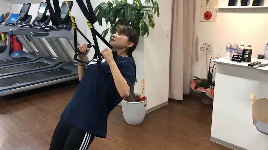 のインスタグラム：「通ってますReforme🔥 最近腕に力こぶがついてきました。笑  動画は前半だから出来てるけど3セットめには「無理です…」って泣き言言いながらやってますいつも。笑  #乃木坂 #青山一丁目 #レフォルム #ジム」